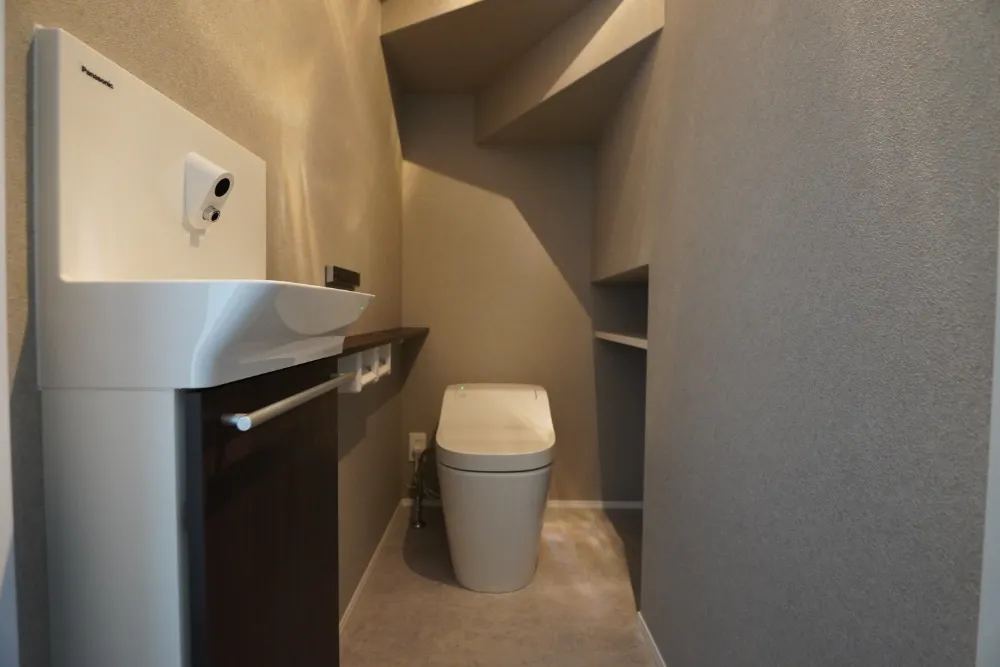 階段下の造作美を感じるトイレ