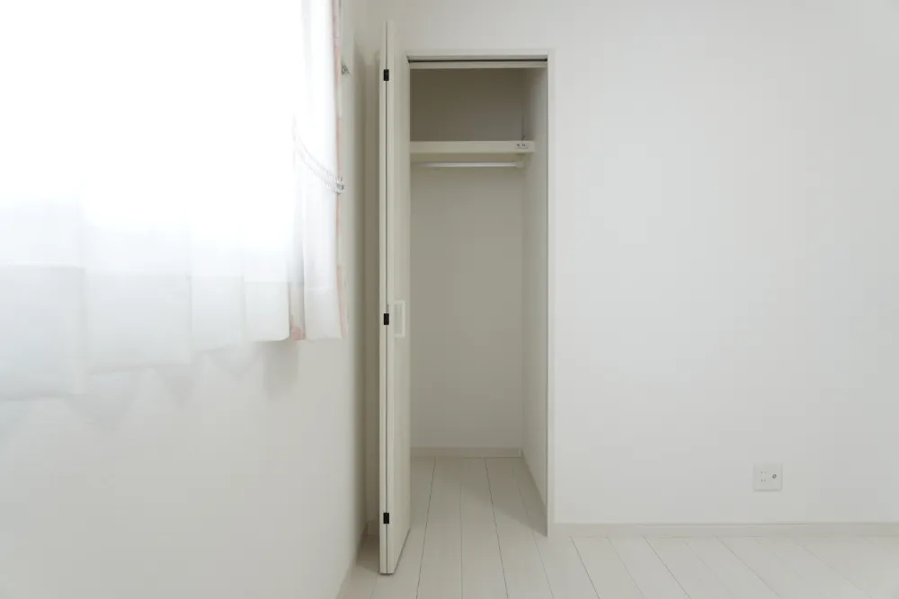 お部屋をいつも広々と。丈の長い衣類も美しく収まるクローゼット