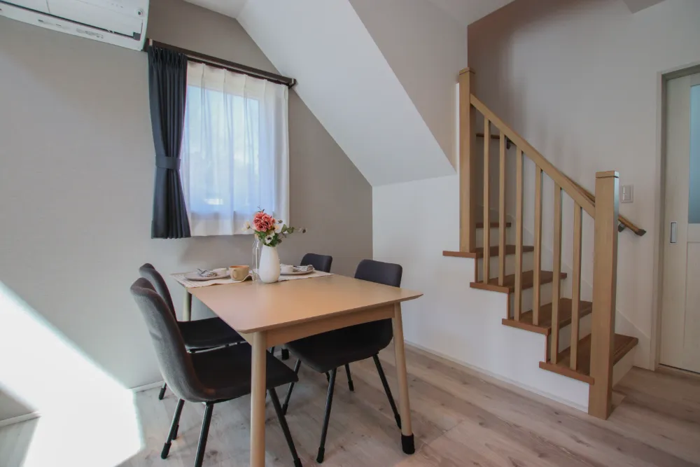 広がりを感じさせる木質手摺の階段