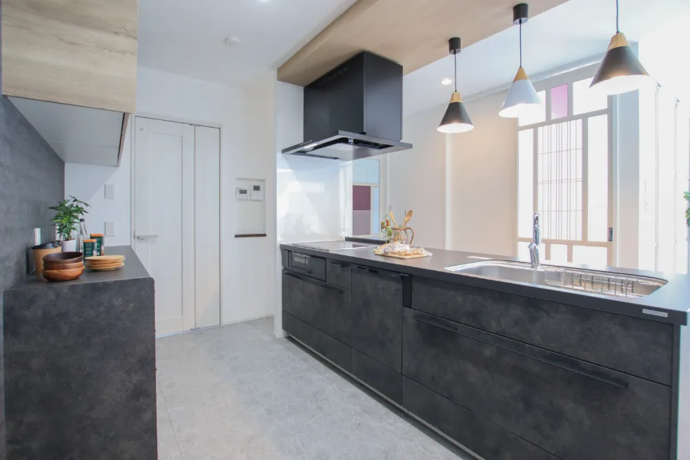 空間を引き締めるモダンなキッチン