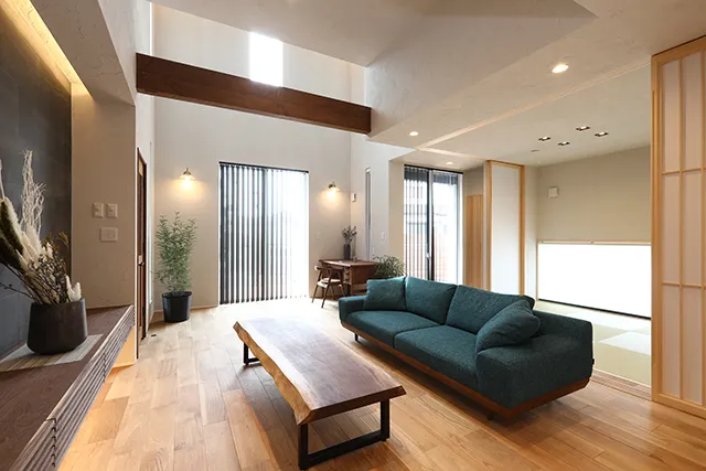 採光の良い開放的な吹き抜けがあるリビング