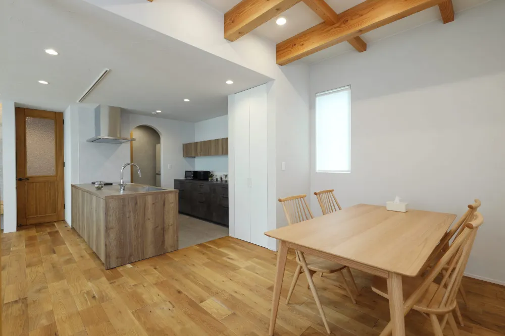 塗り壁と天然無垢材を楽しむ家