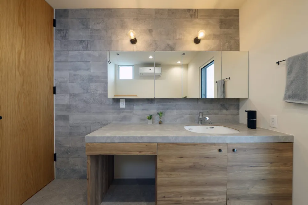 塗り壁と天然無垢材を楽しむ家