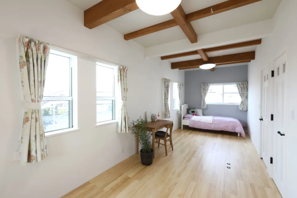 収納を活用した仕切りが出来る部屋