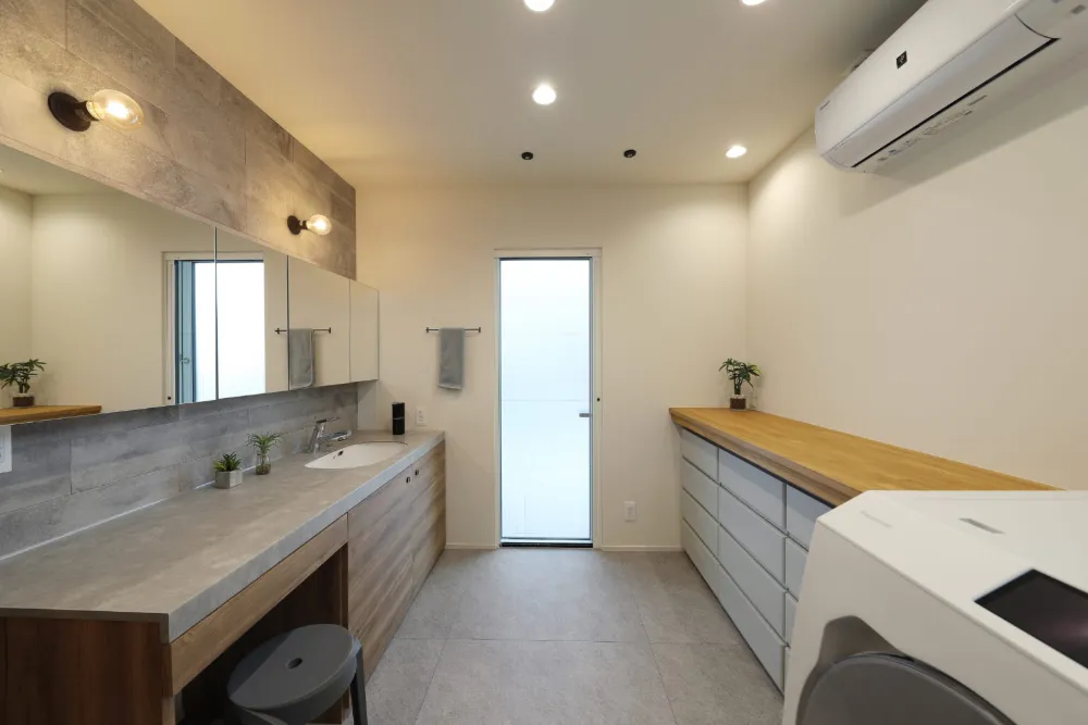 塗り壁と天然無垢材を楽しむ家