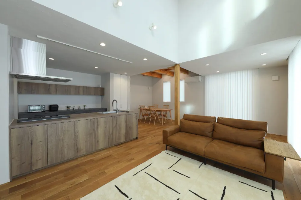 塗り壁と天然無垢材を楽しむ家