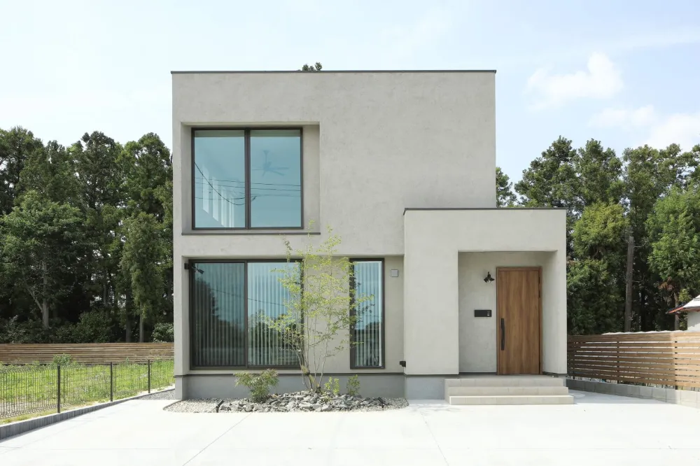 昼と夜で表情が変わる家