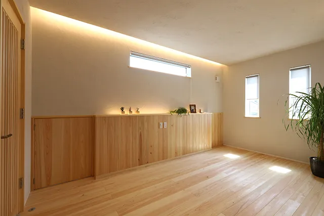 寝室の床や腰壁にヒノキの無垢材を採用