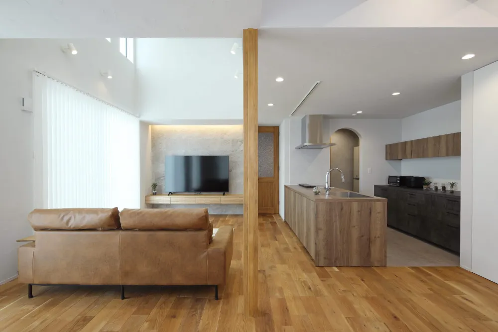 塗り壁と天然無垢材を楽しむ家