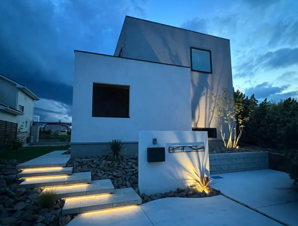 存在感で魅せる、洗練のファサード