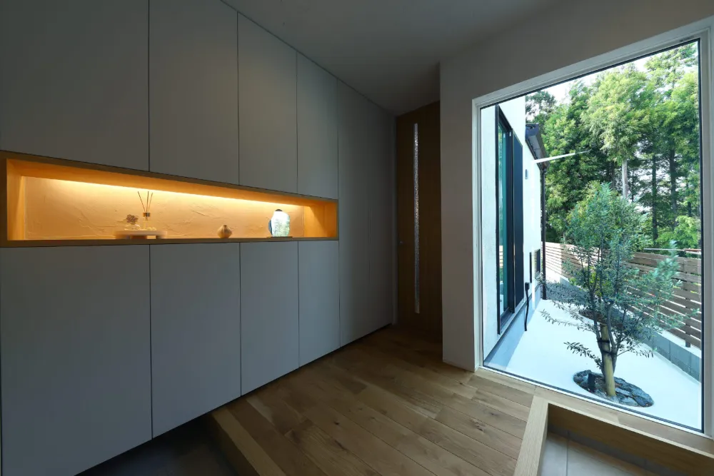 お客様をもてなす絵画の様な窓