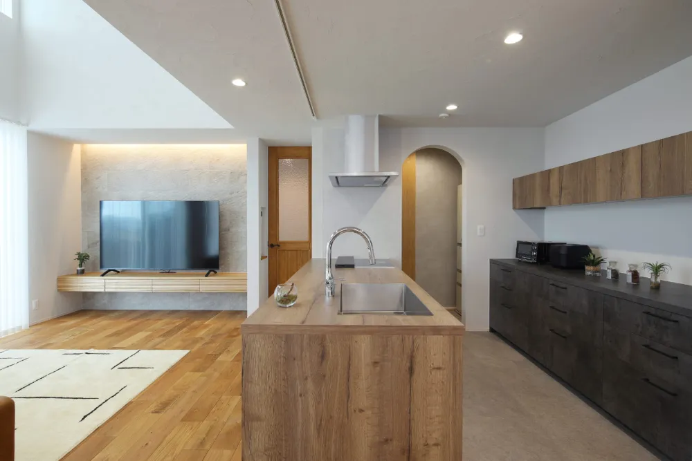 塗り壁と天然無垢材を楽しむ家