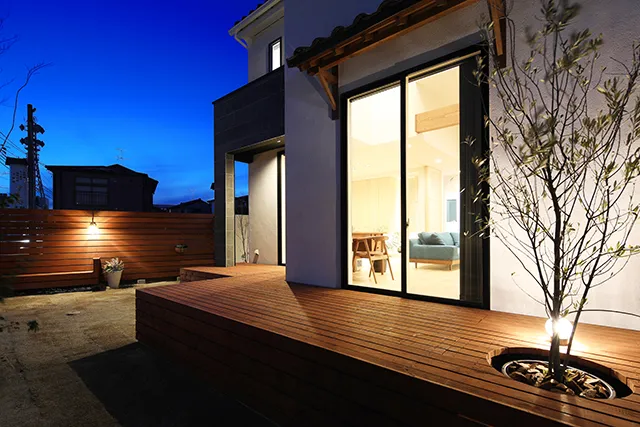 開放感あふれる広々としたウッドデッキ