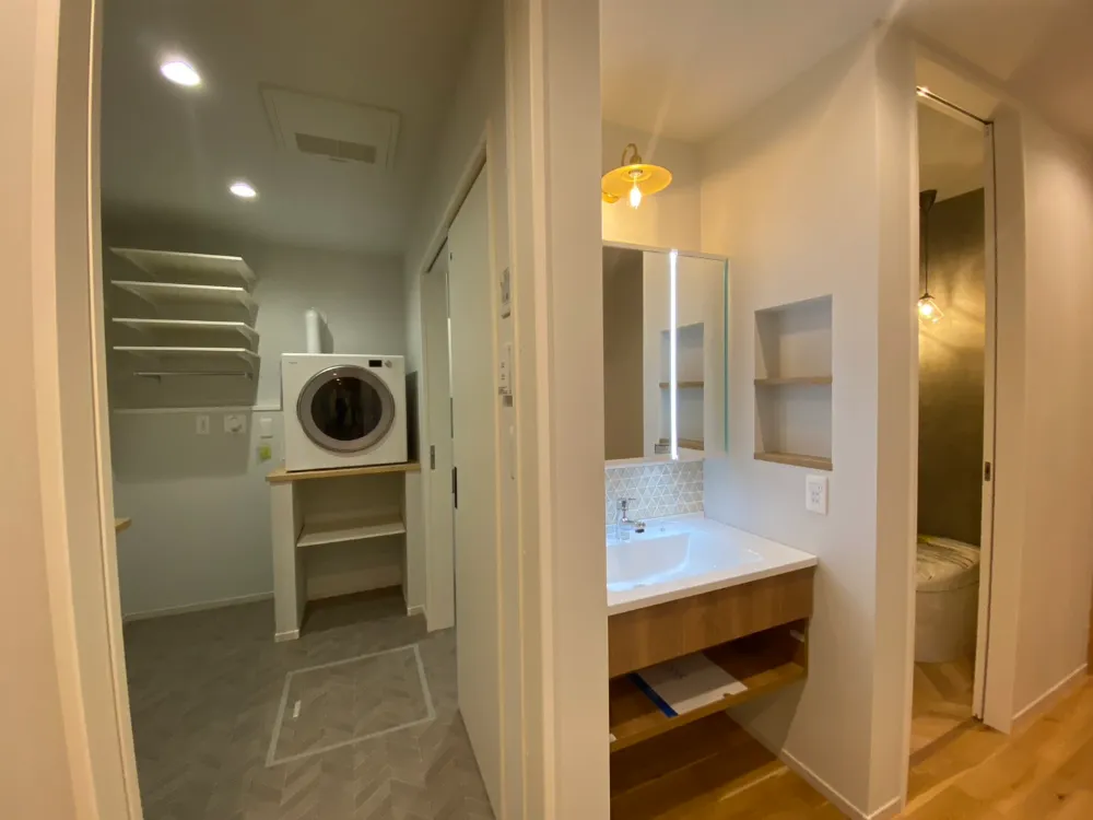 日が降りそそぐ明るい家