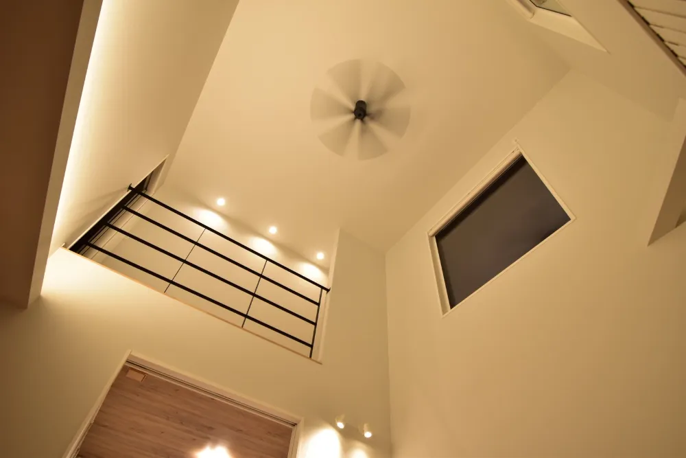 日が降りそそぐ明るい家