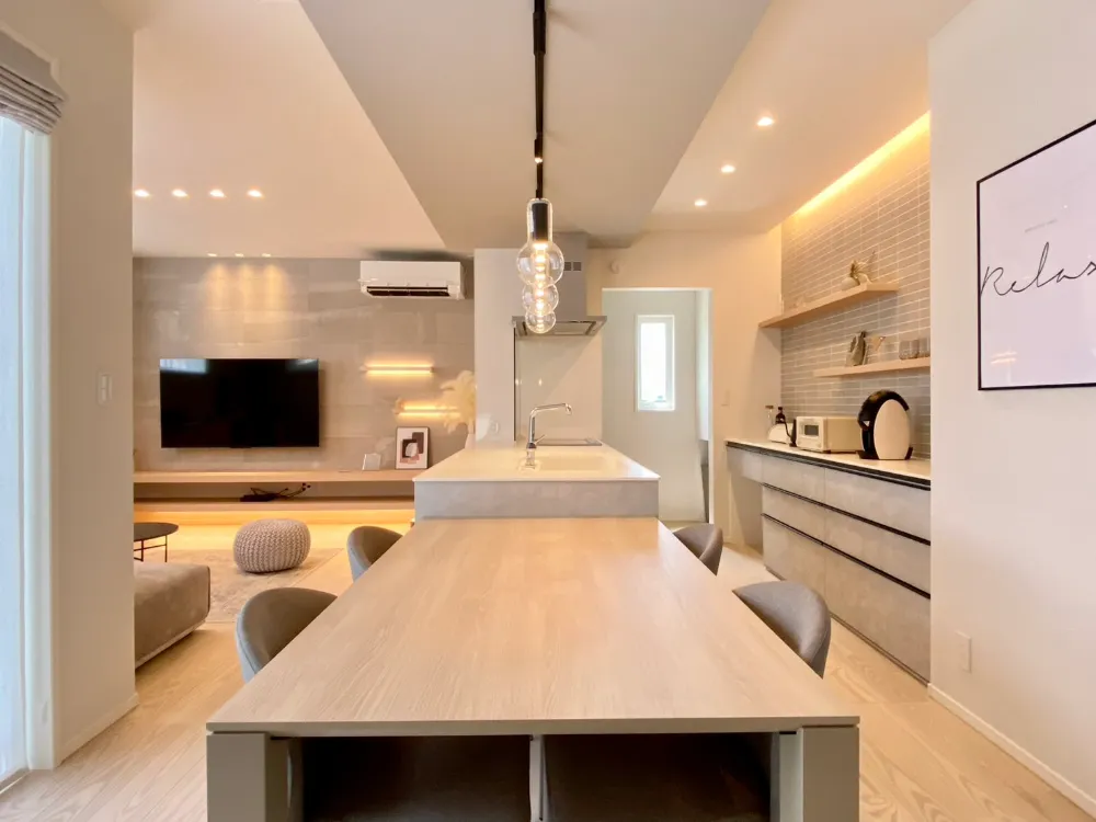 淡色配色の大人かわいいインテリアの家