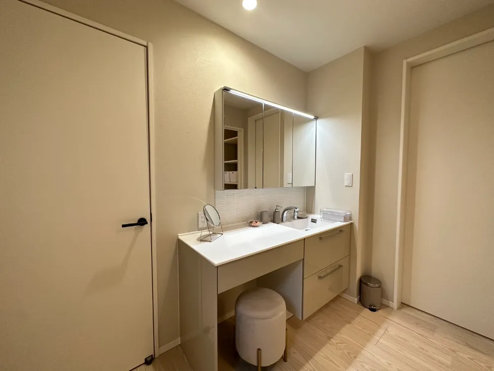 淡色配色の大人かわいいインテリアの家