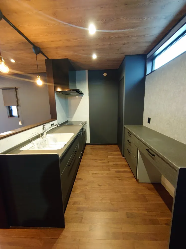 ブラック×グレートーンでまとめたインダストリアルな家