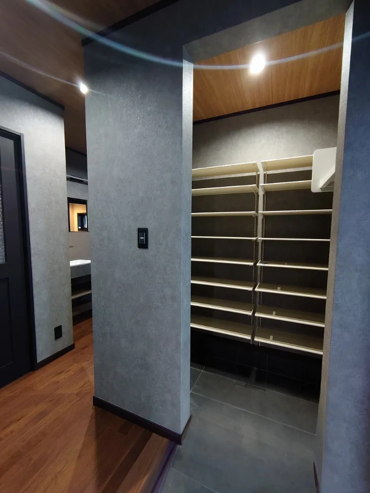 ブラック×グレートーンでまとめたインダストリアルな家