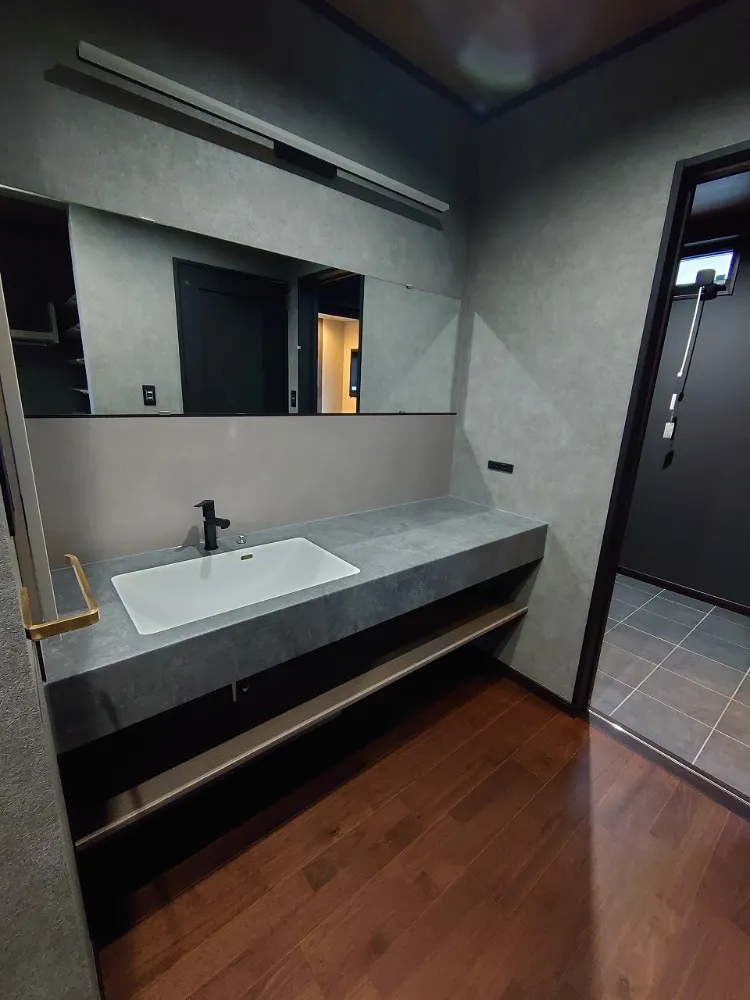 ブラック×グレートーンでまとめたインダストリアルな家