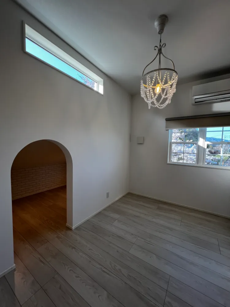 シャンデリアとアーチ壁面が可愛らしい洋室