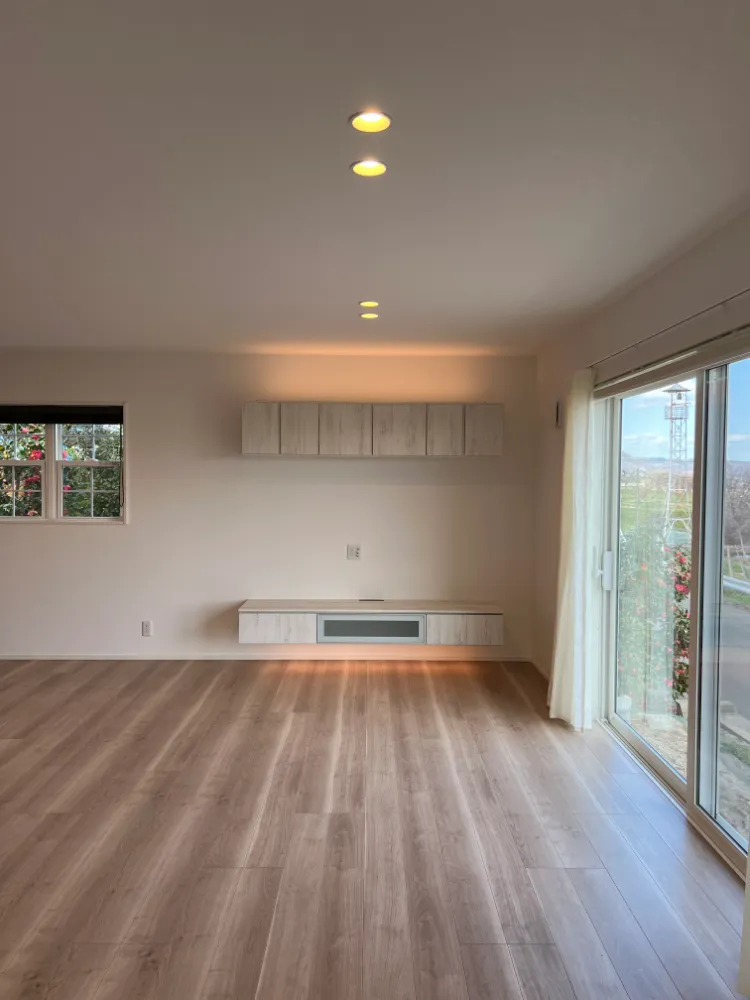 間接照明で柔らかな灯りをプラスするLDK