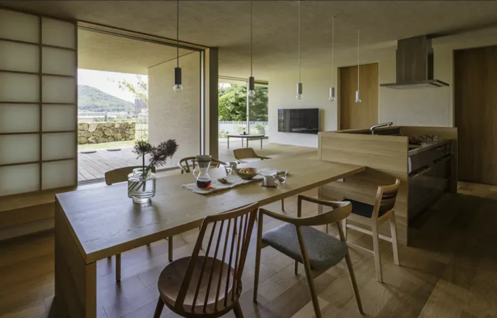 雨端と石垣のある家