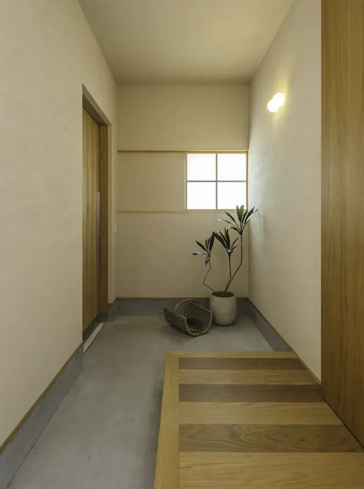 雨端と石垣のある家