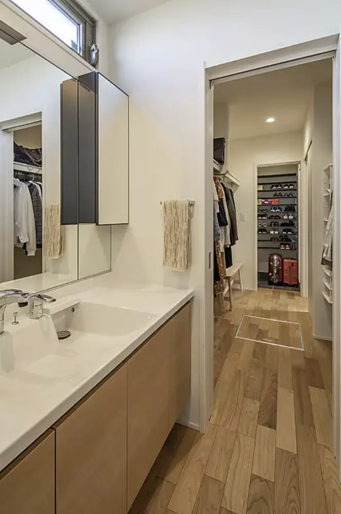 身支度にも洗濯にも大活躍する一直線の動線がわが家の自慢