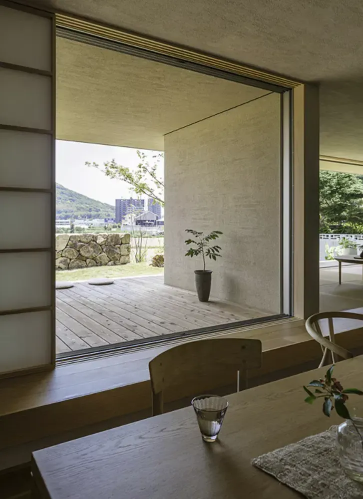 雨端と石垣のある家